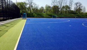 Hockey Kunstrasen: Bei Kunstrasensystemen für den Hockeysport sollten Vereine auf zahlreiche Faktoren achten. Neben der Möglichkiet, Wasser zu speichern, zeichnen sich Hockeyplätze im Vergleich zu Kunstrasenplätzen für den Fußball durch andere sportfunktionelle Eigenschaften aus.