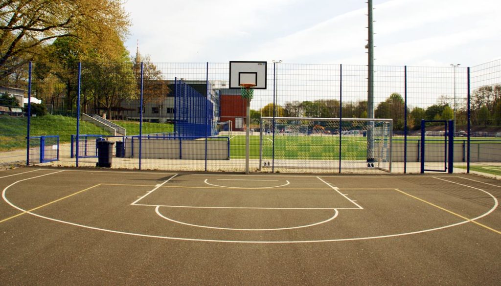 Outdoor Sportboden für Basketball und Multicourts Sportstättenrechner