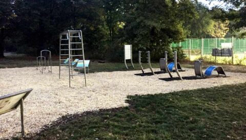 Outdoor Fitnessgeräte und Calisthenics Park für Bewegungsparcours, Spielplätze und Freizeitanlagen. Für Senioren, Kinder, Sportvereine.