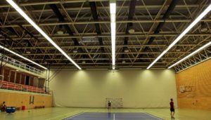 Ballwurfsicher LED Leuchten für die Sporthalle oder Turnhalle. LED Sporthallenbeleuchtung und Tennishallenbeleuchtung