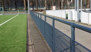 Sportplatz Bandensysteme und Barrieresysteme: Kosten für Sportplatzbanden online berechnen - sportstaettenrechner.de