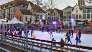 Eisbahn kaufen: Kosten für den Kauf einer synthetischen Eisbahn oder einer Kunsteisbahn für ein Event, einen Weihnachtsmarkt, Eishockey oder Schlittschuhlaufen