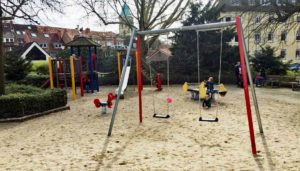 Spielplatz Kosten: Was kostet dder Bau eines Spielplatz und welche Kosten entstehen für die Fallschutz und die Spielplatz Spielgeräte.