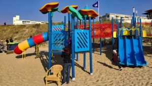 Spielgeräte für öffentliche Spielplätze: Kosten für den Bau eines Spielplatz und für die Ausstattung eines Spielplatzes mit Spielgeräten und Spielplatzgeräten, wie Rutschen, Klettergerüst und Schaukel.