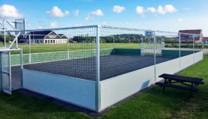 Soccer Court kaufen: Was müssen Vereine und Städte beim Kauf eines Soccer Courts mit Kunstrasen oder Sportboden beachten. Welche Kosten entstehen beim Kauf des Soccer Courts und welche Preise bieten Hersteller für einen Soccer Court inkl. Toren, Netzen und Bandensystem an.