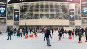 Eisbahn kaufen: Kosten und Preise für eine Eisbahn aus Echteis oder eine mobile Eisbahn aus Kunststoff oder Plastik