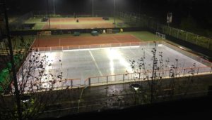 Eisbahn auf Beachvolleyballfeld oder auf einem Soccer Court im Winter: Eisbahn aus echtem Eis oder Kunststoffeisbahn