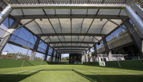 Freilufthalle mit Soccer Court und Kunstrasen Spielfeld. Kosten für die Freilufthalle kalkulieren.