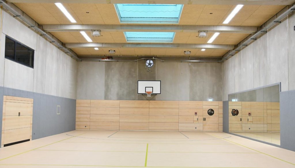 LED Sporthallenbeleuchtung: Ballwurfsichere Leuchten für die Sporthalle