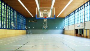 Sporthallenheizung: Deckenstrahler und Deckenpaneele für die Sporthalle. Kosten für Heizsysteme für die Sporthalle.