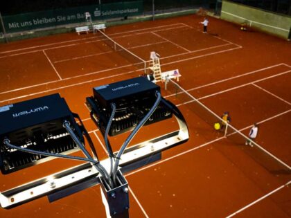 Länger spielen. Flexibler trainieren. Moderne Lichtlösungen für Tennisvereine von WELUMA